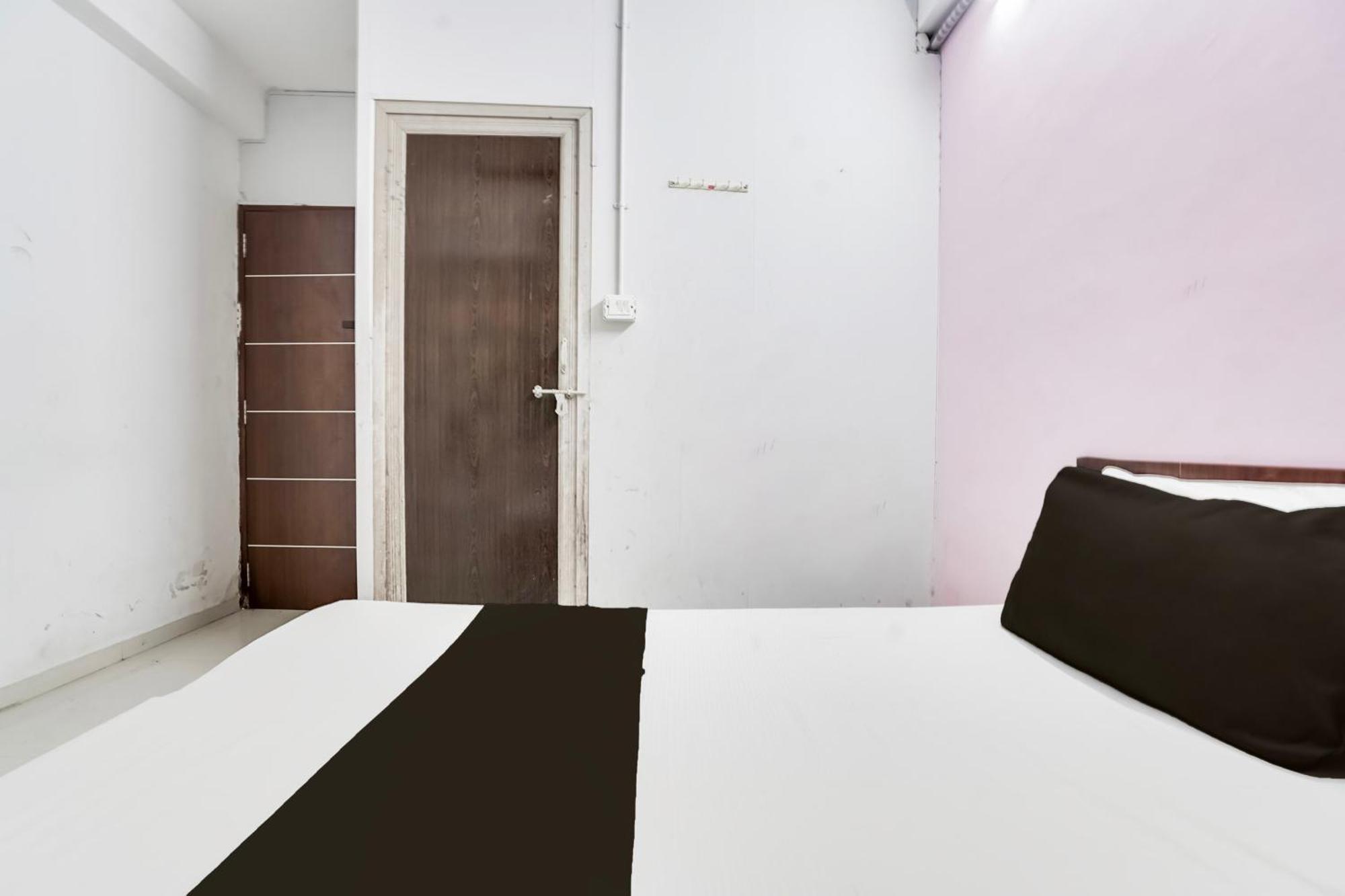 Hotel O Day Night Rooms Surate Extérieur photo