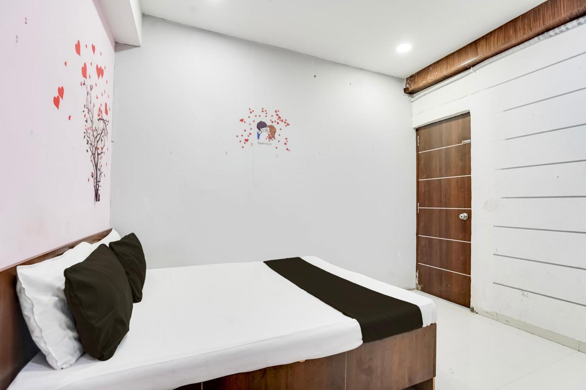 Hotel O Day Night Rooms Surate Extérieur photo