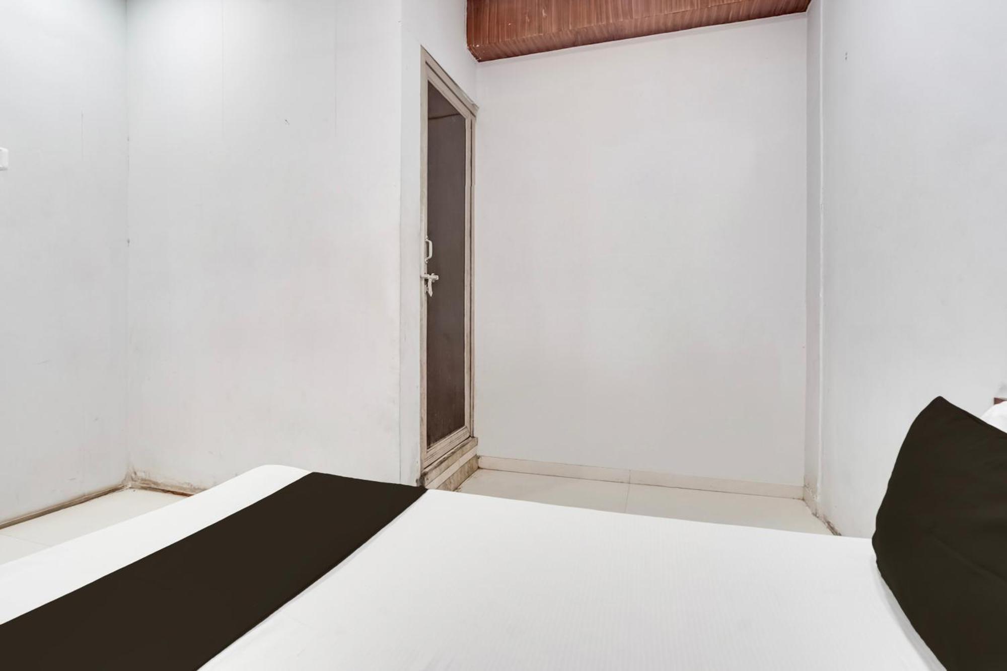 Hotel O Day Night Rooms Surate Extérieur photo